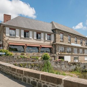 l'hôtel au pied du Château et face au Lac