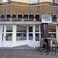 Bar Cafe Lauri Barria..especialidad en pintxos y picoteo de calidad.Amplia terraza cubierta .