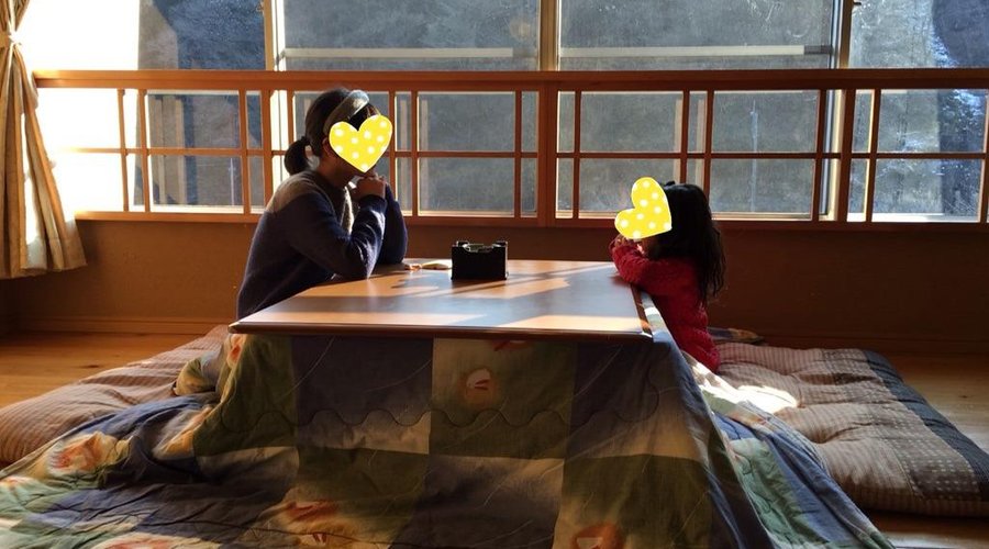 一段上がったところにある掘りごたつ。居心地がよくて広いお部屋なのについみんなが集まってしまいました。