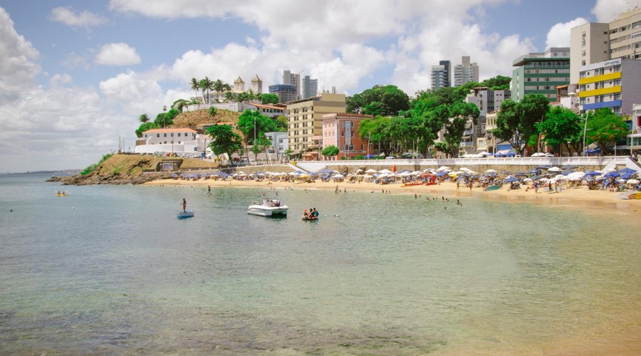 Localização em frente à Praia do Porto da Barra