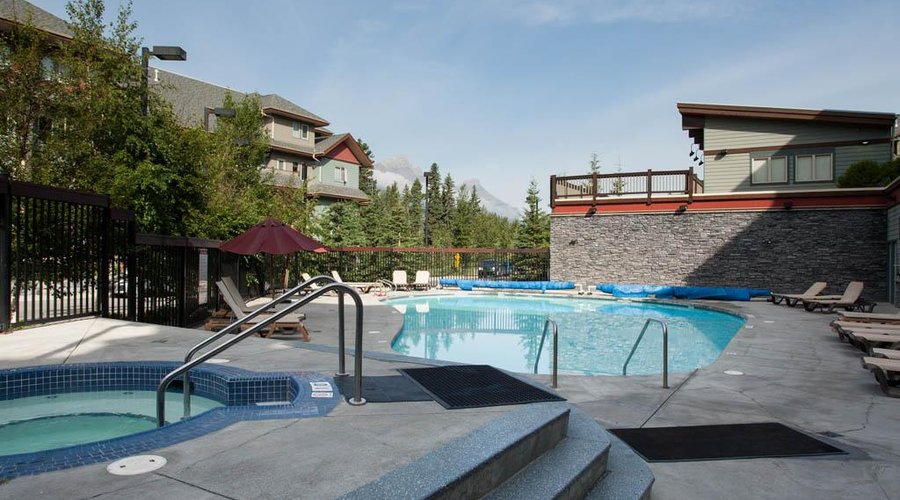 Outdoor Hot Tub & Pool