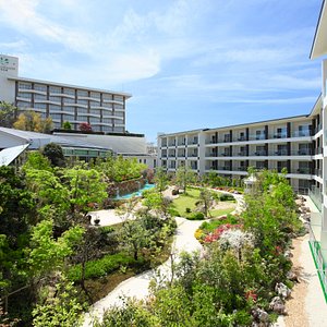 600坪の庭園を望むガーデンコート棟と浜名湖を望むスカイコート棟からなる全122室のスパリゾートホテル