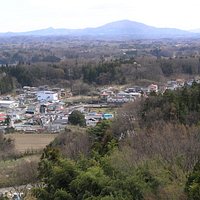 東に阿武隈川と二本松(油井)を見渡す