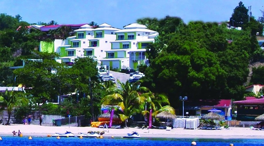 Plage de l'Anse mitan en bas de la résidence