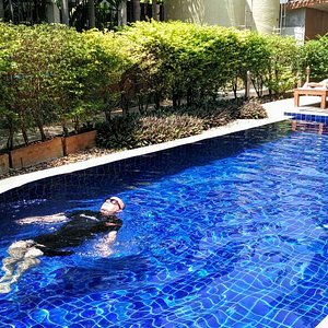 Swimming pool for dive training