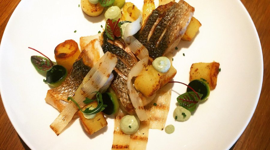 Wilde zeebaars / gegrilde asperge / dragon / courgette / pomme fondant / beurre blanc