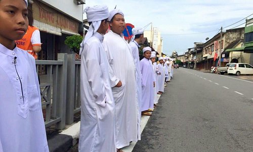 Muslim students lined up welcoming the bicycling troop from Su-ngai Kolok to Kota Baru.