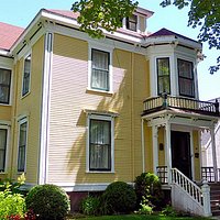 Pelton-Fuller House