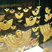 Orejeras zenúes en filigrana de oro fundida