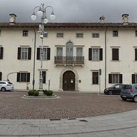 Vista frontale segnante la piazza intera