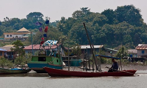Борнео, провинция и река Саравак. Рыбацкая деревня