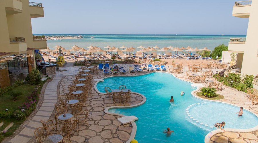 Pool- and Beach View