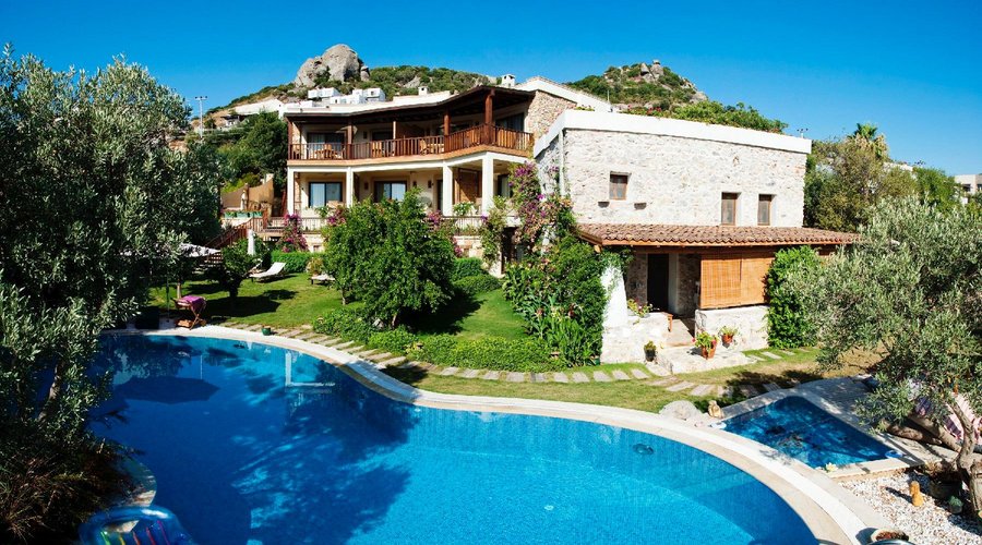 Sandima 37 Poolside View