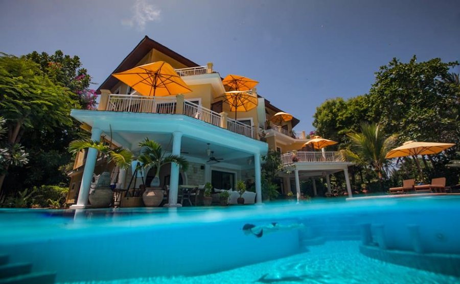 AfroChic Diani's swimming pool
