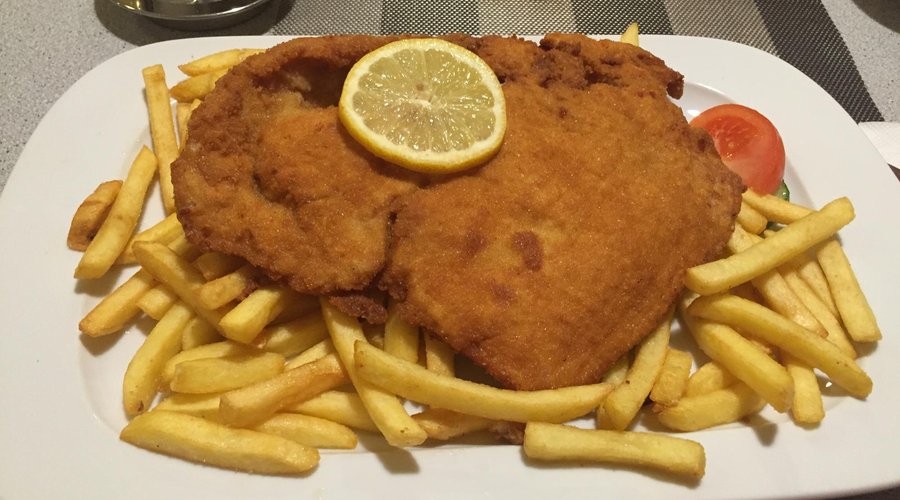 Schnitzel für € 6,50 in der zugehörigen Raststätte