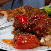 Zart löst sich das Fleisch vom Knochen