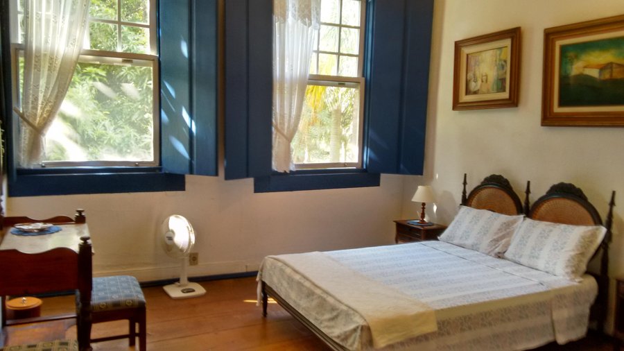 Quarto 4  - suas janelas se abrem para o jardim lateral