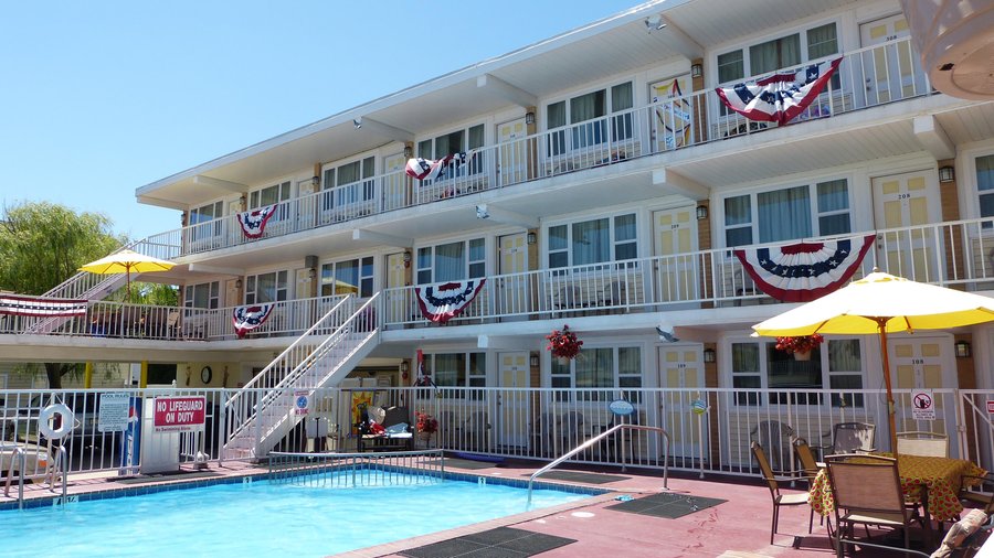 Exterior & pool