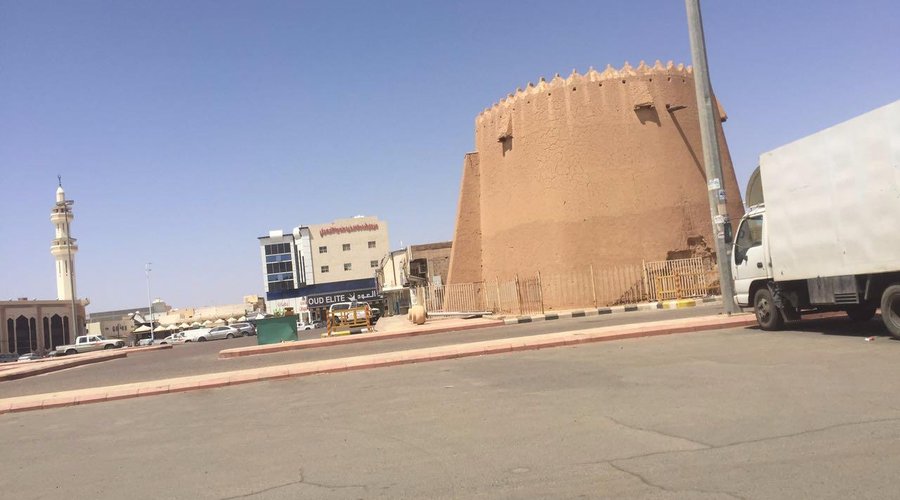 هذا ما تبقى من القصر بعد هدمه ويلاحظ وجود ساحات خالية القصر غير مفتوح وهو ليس مزارا