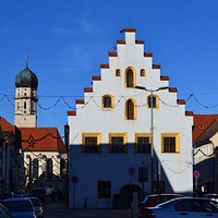 Stadtpfarrkirche ,,Mariae Himmelfahrt" (слева на панораме)