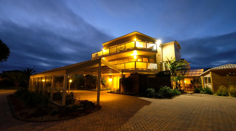 Whitesbeach Guesthouse at night