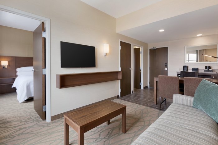 Embassy Suites by Hilton Akron Canton Airport - hotel rooms