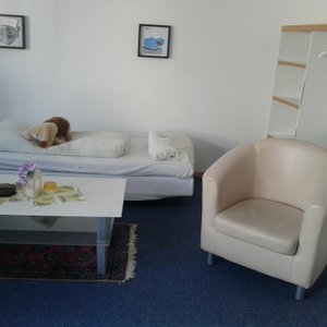 Bereich mit Bett für größeres Kind in Familienzimmer