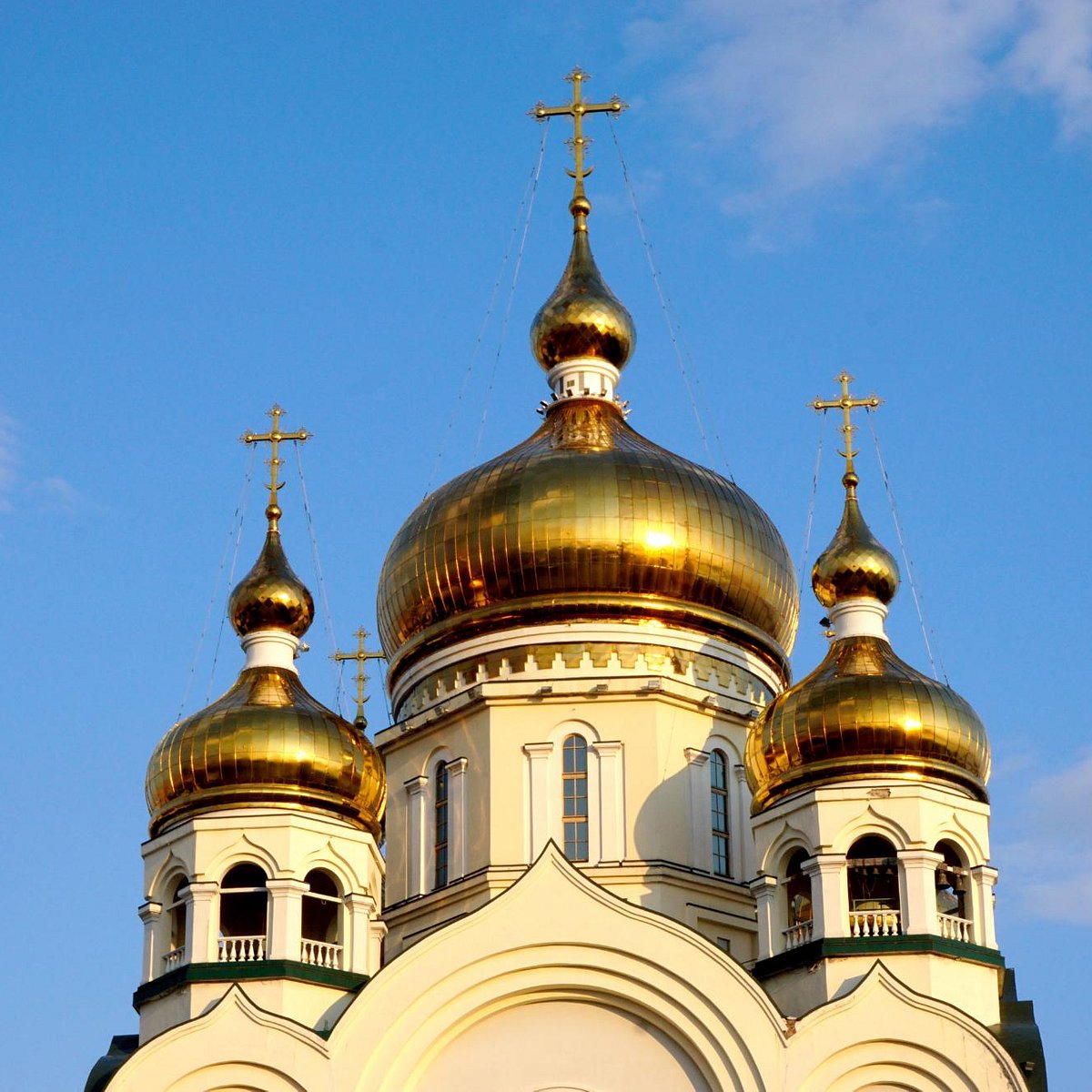 Храм с золотыми куполами Хабаровск