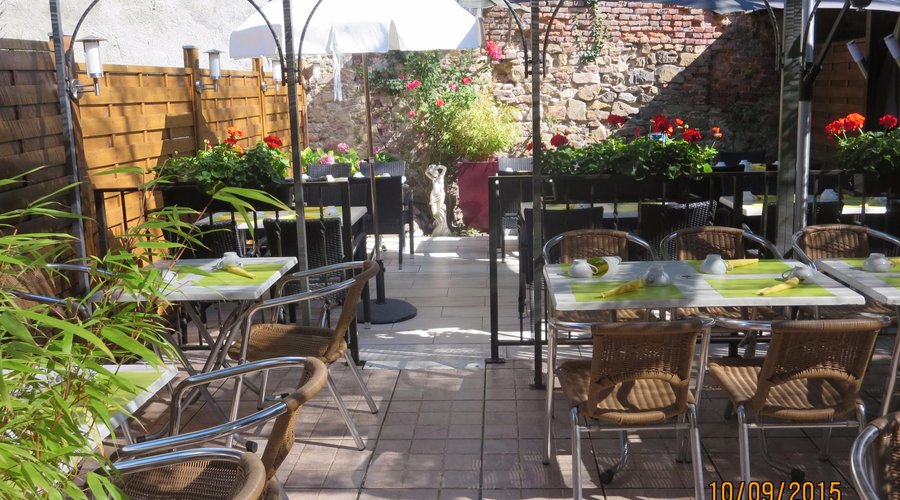 Terrasse paisible côté jardin