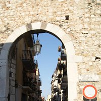 Ворота Porta Catania в Таормине...