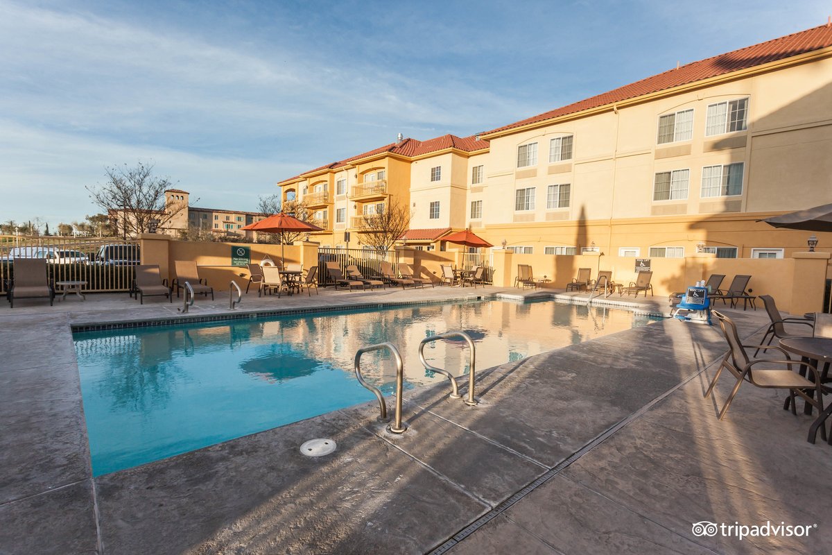 La Quinta Inn & Suites by Wyndham Paso Robles Pool Pictures & Reviews ...