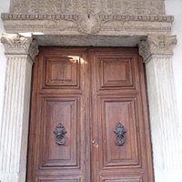 il portone e l'architrave