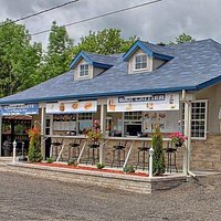 Un restaurant bien situé et manger un bon snack
