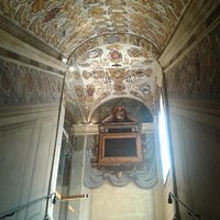 Statua del primo chirurgo plastico; tavolo anatomico; scalone di accesso; cortile interno.