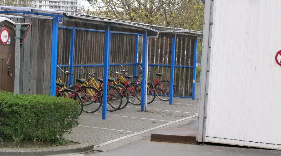 les velos grauits d'Ostende jaune et rouge