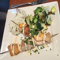 Great atmosphere, great happy hour and awesome seafood!!