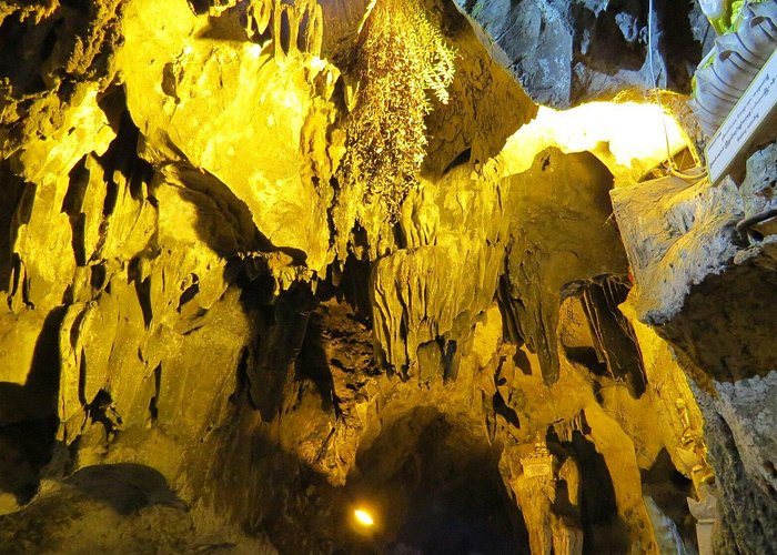Although the cave is more than 400 feet long but I prefer  Paike Chin Myaung Cave in Pwin Oo Lwi