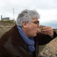 Во время отлива обнажается каменная гряда, на которой очень удобно расположиться