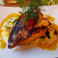 Auf der Haut gebr. Doradenfilet mit Zucchinigemüse, Limettenkartoffelpüree u. Safransauce