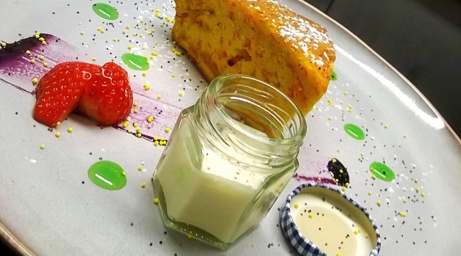 Carrot cake with mascarpone cream and lemon