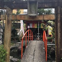 右側に銭洗弁財天