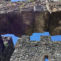 Volta dell'entrata nel castello appoggiata ai merli dello stesso. (Interpretazione fotografica)