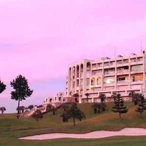 ゴルフコースを見下ろす壮大な景観