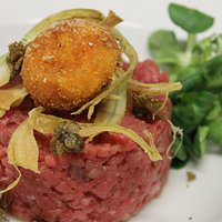 Cruda di vitello con uovo croccante e chifonade di sedano