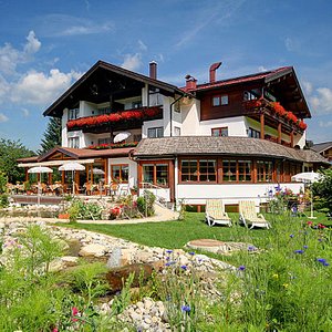 Hotel Alpenruhe mit Garten, Terrasse und Teich