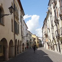A stretch of the "Corso Fogazzaro", with arcades on both sides