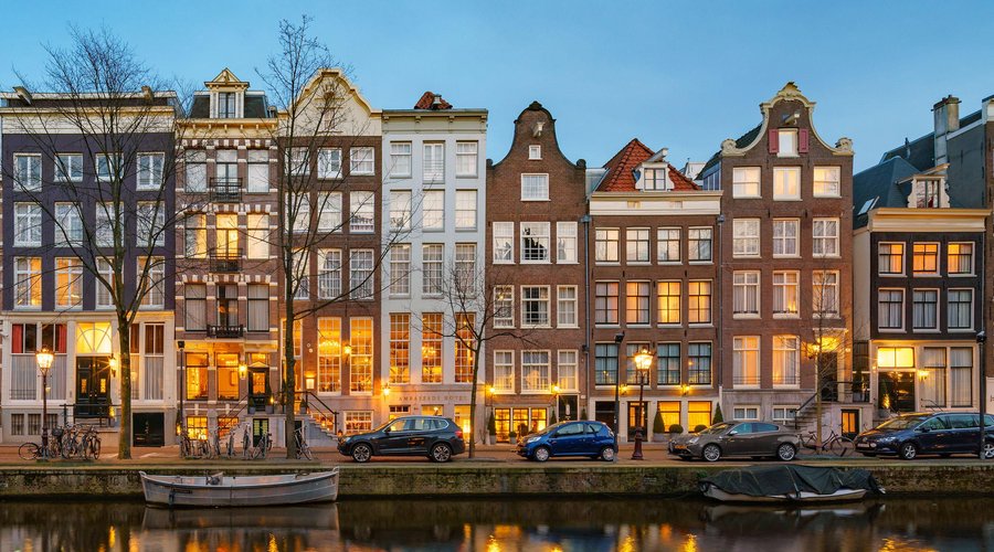 Fifteen elegant canal-side houses in the centre of Amsterdam. Over the years, the Ambassade Hotel has expanded considerably. Starting with just one canal-side building in 1953, it now has 55 hotel rooms distributed among fifteen historic UNESCO-canal houses. Most of these canal-side homes are on the “Herengracht” canal, while some others are located on the “Singel” canal.