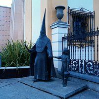 Otra perspectiva de las esculturas.