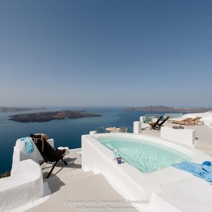 Cave Honeymoon Suite with outdoor heated jacuzzi