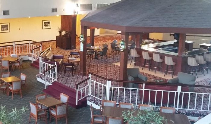 Ramada by Wyndham Shreveport Airport Bar or Lounge: Pictures & Reviews ...